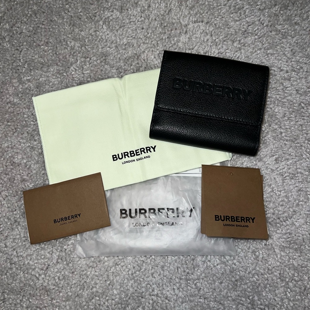 BNWT’s 🔥Burberry Luna Black Wallet! Full Inclusion Brand NWT’s!!🔥
